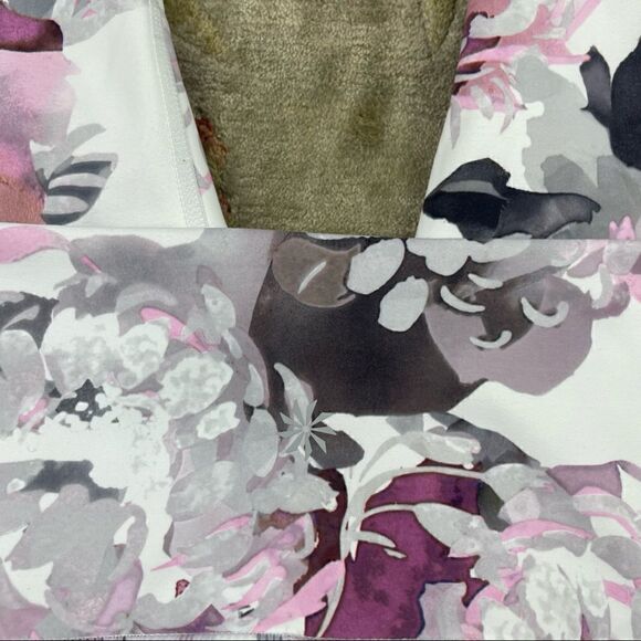 Athleta Stash Pocket Salutation Peony 7/8 Tight High Rise Leggings - Picture 4 of 5